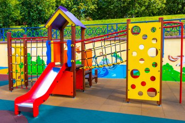 Minsk Bölgesi, Belarus 10. Eylül 2020 Çocuklar için renkli oyun alanı. Çocuklar için resim salıncak ve tırmanma çerçeveleri Minsk Belarus 'taki Tivali Civali Park doğa.