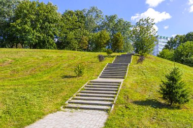 Park Civali Tivali, yeşil doğa merdivenleri ve tarlaları, orman ağaçları ve Minsk Minsk Bölgesi Belarus 'ta bulutlu mavi gökyüzü..