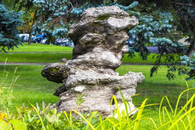 Minsk Minsk Bölgesi Belarus bölgesindeki yeşil park bahçesinde tuhaf taş heykel heykeli..