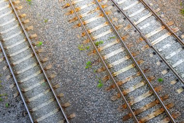 Minsk Minsk Bölgesi Belarus 'taki eski paslı tren istasyonu rayları..