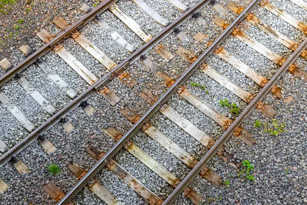 Minsk Minsk Bölgesi Belarus 'taki eski paslı tren istasyonu rayları..