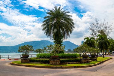 Kathu Phuket Tayland 11. Haziran 2018 İnsanların arabalarıyla ünlü turist caddesi. Palmiye ağaçları. Patong Sahili Phuket Adası Tayland 'daki barlar ve restoranlar..