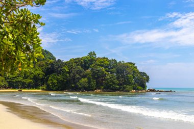 Patong Sahili sahil sahili manzarası turkuaz mavisi berrak su dalgaları ve yeşil dağlar ve Patong Sahili 'nde palmiye ağaçları ile Güneydoğu Asya' da Kathu Bölgesi Phuket Adası Bölgesi Güney Tayland.