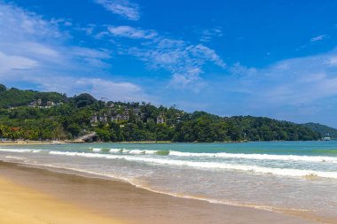 Patong Sahili sahil sahili manzarası turkuaz mavisi berrak su dalgaları ve yeşil dağlar ve Patong Sahili 'nde palmiye ağaçları ile Güneydoğu Asya' da Kathu Bölgesi Phuket Adası Bölgesi Güney Tayland.