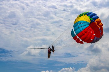 Patong Sahili Sahil Sahili Panorama Manzarası Patong Sahili 'ndeki Kathu Adası Tayland Bölgesi' nde insanların botları ve paraşütle atlayan turkuaz mavi su dalgaları ve yeşil dağlar ve mavi gökyüzü bulutları..