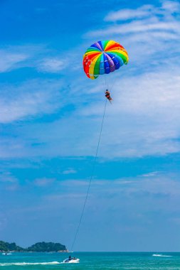 Patong Sahili Sahil Sahili Panorama Manzarası Patong Sahili 'ndeki Kathu Adası Tayland Bölgesi' nde insanların botları ve paraşütle atlayan turkuaz mavi su dalgaları ve yeşil dağlar ve mavi gökyüzü bulutları..