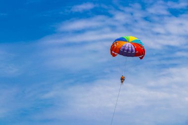 Patong Sahili Sahil Sahili Panorama Manzarası Patong Sahili 'ndeki Kathu Adası Tayland Bölgesi' nde insanların botları ve paraşütle atlayan turkuaz mavi su dalgaları ve yeşil dağlar ve mavi gökyüzü bulutları..