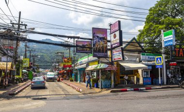 Kathu Phuket Tayland 11. Haziran 2018 İnsanların arabalarıyla ünlü turist caddesi. Palmiye ağaçları. Patong Sahili Phuket Adası Tayland 'daki barlar ve restoranlar..