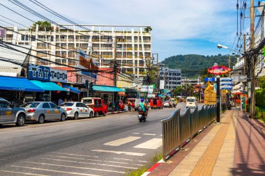 Kathu Phuket Tayland 11. Haziran 2018 İnsanların arabalarıyla ünlü turist caddesi. Palmiye ağaçları. Patong Sahili Phuket Adası Tayland 'daki barlar ve restoranlar..