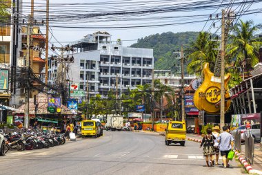 Kathu Phuket Tayland 11. Haziran 2018 İnsanların arabalarıyla ünlü turist caddesi. Palmiye ağaçları. Patong Sahili Phuket Adası Tayland 'daki barlar ve restoranlar..