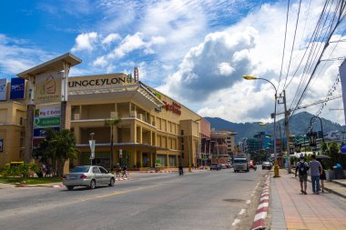 Kathu Phuket Tayland 10 numara. Haziran 2018 İnsanların arabalarıyla ünlü turist caddesi. Palmiye ağaçları. Patong Sahili Phuket Adası Tayland 'daki barlar ve restoranlar..