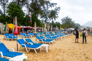 Kathu Phuket Tayland 09. Haziran 2018 Patong Sahili sahil manzaralı gezinti güvertesi turistleri açık mavi su dalgaları ve yeşil dağlar ve Patong Phuket Adası Tayland palmiye ağaçları.