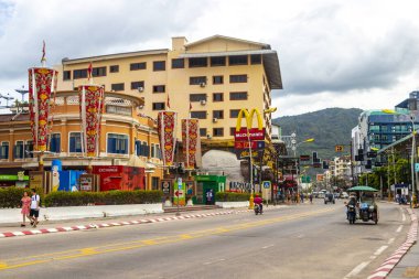 Kathu Phuket Tayland 08. Haziran 2018 İnsanların arabalarıyla ünlü turist caddesi. Palmiye ağaçları. Patong Sahili Phuket Adası Tayland 'daki barlar ve restoranlar..