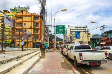 Kathu Phuket Tayland 08. Haziran 2018 İnsanların arabalarıyla ünlü turist caddesi. Palmiye ağaçları. Patong Sahili Phuket Adası Tayland 'daki barlar ve restoranlar..
