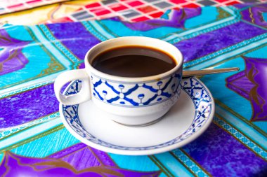 Güneydoğu Asya 'da Patong Sahili' nde Kathu Bölgesi Phuket Adası Eyaleti 'nde bir restoranda masaya bir fincan sade kahve..