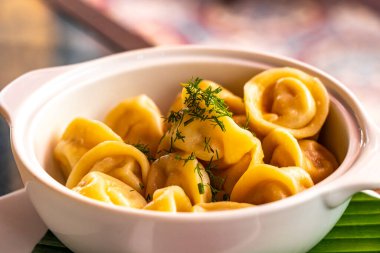 Rus pelmeni, Güneydoğu Asya 'da Patong Sahili' nde Kathu Bölgesi Phuket Adası 'nda bir restoranda beyaz tabak içinde..