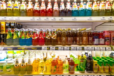 Kathu Bölgesi Phuket Adası Tayland 08. Haziran 2018. Güneydoğu Asya 'daki Patong Beach Kathu Phuket Eyaleti Tayland' da reyonları ve Asya biralarıyla dolu rafları olan Büyük C süpermarketi..