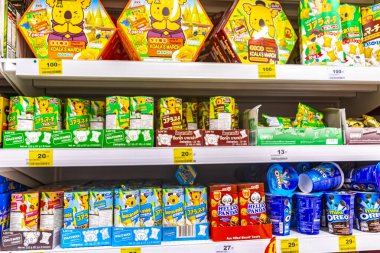 Kathu Bölgesi Phuket Adası Tayland 08. Haziran 2018 Güneydoğu Asya 'daki Patong Beach Kathu Phuket Eyaleti Tayland' da reyon ve raflarla dolu Büyük C süpermarketi.