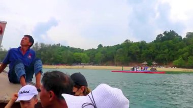 Krasom Phang Nga Tayland 12. Haziran 2018 'de uzun kuyruklu uzun botlu turistler Takua Thung Phang Nga Güney Tayland' daki Koh Ko Na Khae Naka Adası 'ndaki tropikal plajda gemiler gönderdiler..