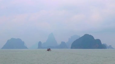 Güneydoğu Asya 'da Krasom Amphoe Takua Thung Bölgesi Phang Nga Bölgesi Güney Tayland' da Krasom Amphoe Takua Thung bölgesinde kireçtaşı tepeleri, panorama deniz manzarası ve turkuaz yeşil su..
