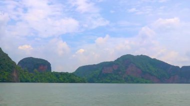 Güneydoğu Asya 'da Krasom Amphoe Takua Thung Bölgesi Phang Nga Bölgesi Güney Tayland' da Krasom Amphoe Takua Thung bölgesinde kireçtaşı tepeleri, panorama deniz manzarası ve turkuaz yeşil su..