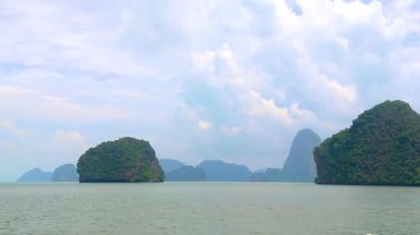 Güneydoğu Asya 'da Krasom Amphoe Takua Thung Bölgesi Phang Nga Bölgesi Güney Tayland' da Krasom Amphoe Takua Thung bölgesinde kireçtaşı tepeleri, panorama deniz manzarası ve turkuaz yeşil su..
