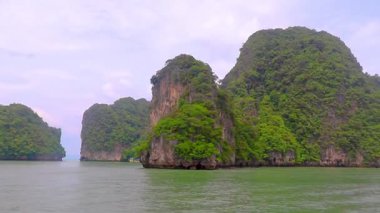 Güneydoğu Asya 'da Krasom Amphoe Takua Thung Bölgesi Phang Nga Bölgesi Güney Tayland' da Krasom Amphoe Takua Thung bölgesinde kireçtaşı tepeleri, panorama deniz manzarası ve turkuaz yeşil su..