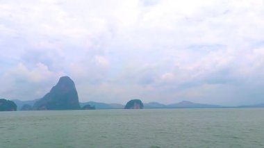 Güneydoğu Asya 'da Krasom Amphoe Takua Thung Bölgesi Phang Nga Bölgesi Güney Tayland' da Krasom Amphoe Takua Thung bölgesinde kireçtaşı tepeleri, panorama deniz manzarası ve turkuaz yeşil su..