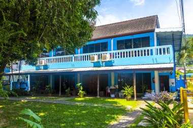 Kathu Phuket Tayland 11. Haziran 2018 Otel Binası ve devasa tropikal ağaçlar Patong Sahili 'ndeki Kathu Bölgesi Phuket Adası Güney Tayland Bölgesi' ndeki orman ve dağlar..
