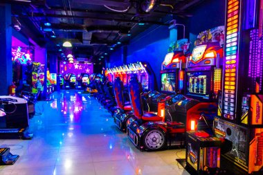 Kathu Phuket Tayland 10 numara. Haziran 2018 Güneydoğu Asya 'da Patong Sahili Kathu Bölgesi Phuket Adası Güney Tayland' da kumar makineleri ve kumar makineleriyle renklendirilmiş atari salonu.