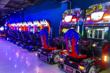 Kathu Phuket Tayland 10 numara. Haziran 2018 Güneydoğu Asya 'da Patong Sahili Kathu Bölgesi Phuket Adası Güney Tayland' da kumar makineleri ve kumar makineleriyle renklendirilmiş atari salonu.