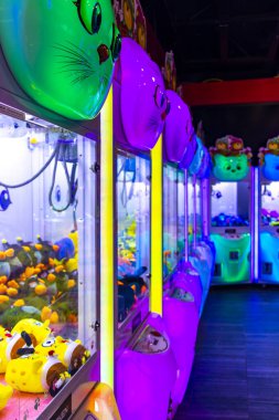 Kathu Phuket Tayland 10 numara. Haziran 2018 Güneydoğu Asya 'da Patong Sahili Kathu Bölgesi Phuket Adası Güney Tayland' da kumar makineleri ve kumar makineleriyle renklendirilmiş atari salonu.