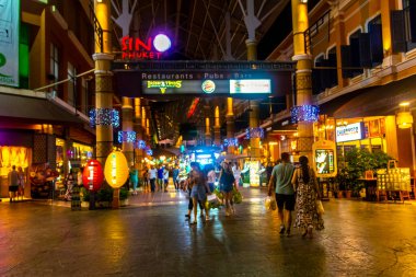 Kathu Phuket Tayland 08. Haziran 2018 'de ünlü renkli turist şehrinde gece hayatı insanlarla yürüme caddesinde palmiye ağaçları gezintisi barları ve Patong Sahili Phuket Adası Tayland restoranları aydınlatıyor..