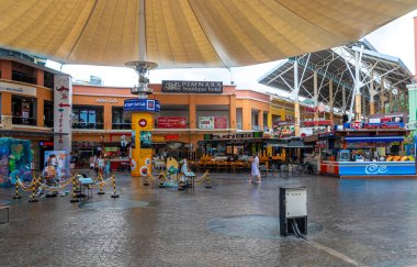 Kathu Phuket Tayland 08. Haziran 2018 'de Patong Plajı' nda seyahat. Tayland gezisi. Güneydoğu Asya 'da Phuket Adası' nda sokak binaları ve kule panoraması..