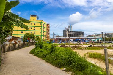 Kathu Phuket Tayland 08. Haziran 2018 Güneydoğu Asya 'da Patong Sahili' nde evleri olan yerel sokak yolu Kathu Bölgesi Phuket Adası Eyaleti Güney Tayland.