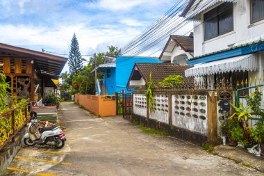 Kathu Phuket Tayland 08. Haziran 2018 Güneydoğu Asya 'da Patong Sahili' nde evleri olan yerel sokak yolu Kathu Bölgesi Phuket Adası Eyaleti Güney Tayland.