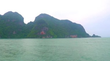 Güneydoğu Asya 'da Krasom Amphoe Takua Thung Bölgesi Phang Nga Bölgesi Güney Tayland' da Krasom Amphoe Takua Thung bölgesinde kireçtaşı tepeleri, panorama deniz manzarası ve turkuaz yeşil su..