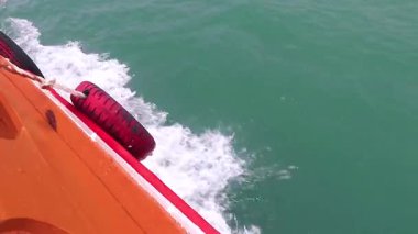 Kireçtaşı kayalıklarındaki turist gemisi kayalıklarda Panorama deniz manzarası ve turkuaz yeşil su ve dalgalar Krasom Amphoe Takua Thung Phang Nga Tayland 'da Güneydoğu Asya' da.