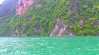Güneydoğu Asya 'da Krasom Amphoe Takua Thung Bölgesi Phang Nga Bölgesi Güney Tayland' da Krasom Amphoe Takua Thung bölgesinde kireçtaşı tepeleri, panorama deniz manzarası ve turkuaz yeşil su..
