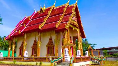 Phang Nga Eyaleti Siam Güney Tayland 05. Şubat 2020 Güneydoğu Asya 'daki Phang Nga Eyaleti Siyam Güney Tayland' da mavi gökyüzü ile altın sarısı bir Budist tapınağı..