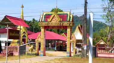 Phang Nga Eyaleti Siam Güney Tayland 05. Şubat 2020 Güneydoğu Asya 'daki Phang Nga Eyaleti Siyam Güney Tayland' da mavi gökyüzü ile altın sarısı bir Budist tapınağı..