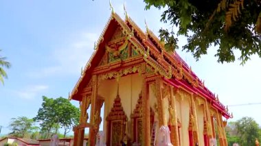 Phang Nga Eyaleti Siam Güney Tayland 05. Şubat 2020 Güneydoğu Asya 'daki Phang Nga Eyaleti Siyam Güney Tayland' da mavi gökyüzü ile altın sarısı bir Budist tapınağı..