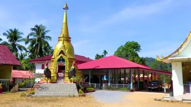 Phang Nga Eyaleti Siam Güney Tayland 05. Şubat 2020 Güneydoğu Asya 'daki Phang Nga Eyaleti Siyam Güney Tayland' da mavi gökyüzü ile altın sarısı bir Budist tapınağı..