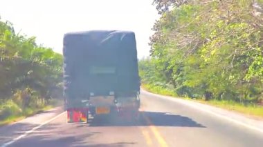 Phang Nga Siam Tayland 05. Şubat 2020 'de tropikal orman ve dağlardan geçen ve Güneydoğu Asya' daki Phang Nga Eyaleti Siam Güney Tayland 'da kirli bir kamyonu ele geçiren.