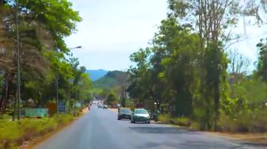 Phang Nga Siam Tayland 05. Şubat 2020 Güneydoğu Asya 'daki Phang Nga Eyaleti Siam Güney Tayland' da tropikal orman doğası ve dağları boyunca otoyolda giderken..