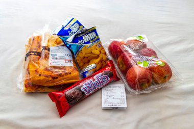 Kathu Bölgesi Phuket Adası, Tayland 10. Haziran 2018 Bakkaliye çeşitli abur cuburlar meyve sebzeleri tatlılar ve Patong Sahili Phuket Tayland 'daki süpermarketten kahve.