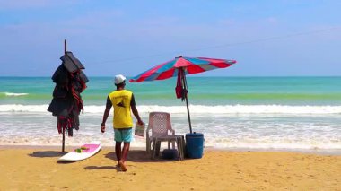 Kathu Phuket Tayland 11. Haziran 2018 Patong Sahili sahil manzaralı gezinti güvertesi turistleri açık mavi su dalgaları ve yeşil dağlar ve Patong Phuket Adası Tayland palmiye ağaçları.