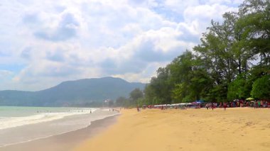 Kathu Phuket Tayland 11. Haziran 2018 Patong Sahili sahili deniz manzarası turkuvaz mavisi berrak su dalgaları ve yeşil dağlar ve Patong Phuket Adası Tayland palmiye ağaçları ile.