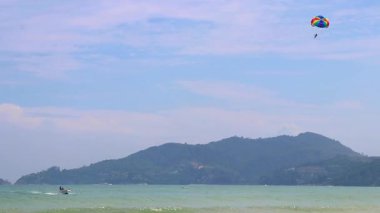 Kathu Phuket Tayland 11. Haziran 2018 Patong Sahili Sahil Sahil Manzarası Patong Phuket Adası Tayland 'da insanların botları ve paraşütle inen turkuaz mavisi berrak su dalgaları dağları ve bulutlarıyla.