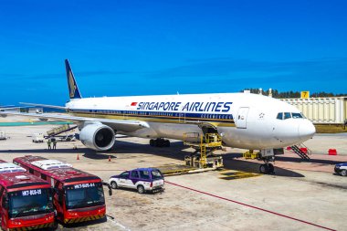 Thalang Bölgesi Phuket Eyaleti Tayland 13. Şubat 2020 'de kalkan uçaklar yükleniyor. Mai Khao Phuket Adası Tayland sahilindeki havaalanında tribünler ve sürücüler yükleniyor..